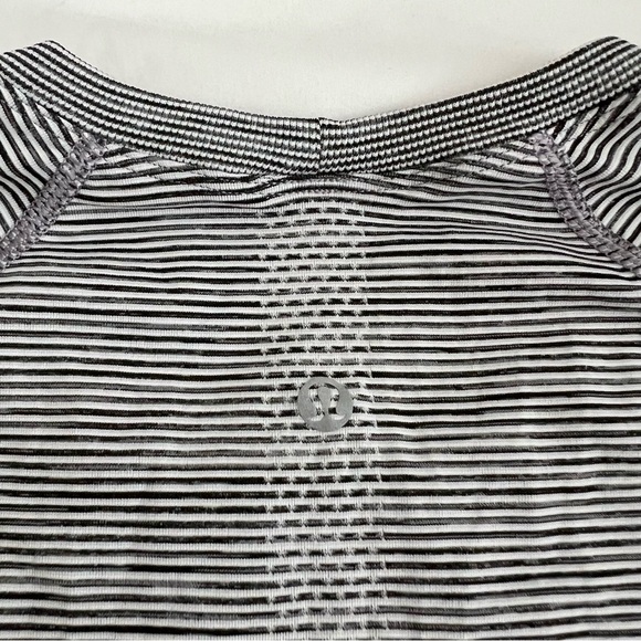 Lululemon swiftly speed long sleeve size 6 women’s black white stripe - Picture 4 of 4